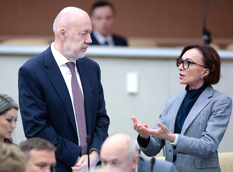 Председатель Комитета по государственному строительству и законодательству Павел Крашенинников и член Комитета по обороне Татьяна Кусайко