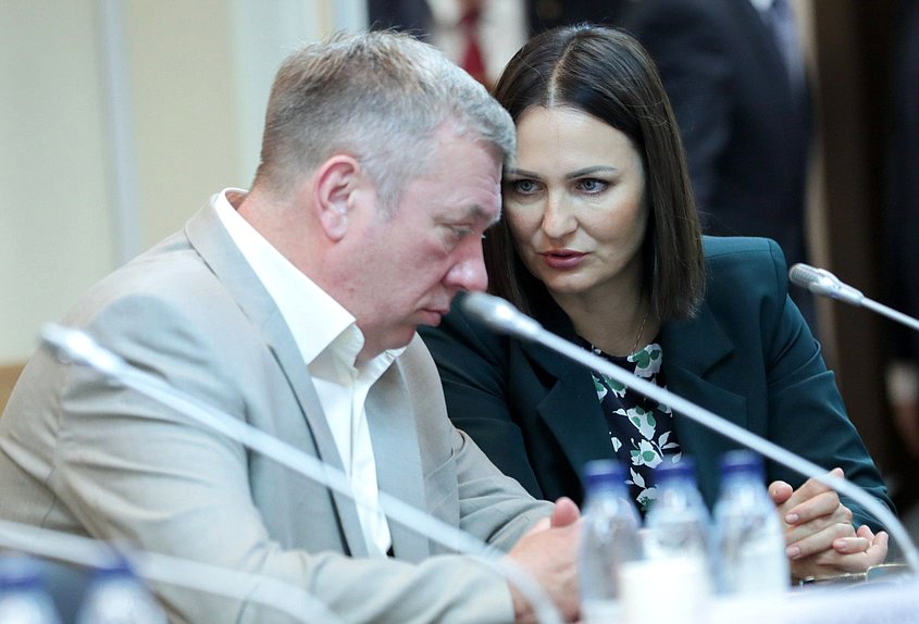 Член Комитета по обороне Андрей Гурулев и Первый заместитель Председателя Комитета по вопросам семьи, женщин и детей Татьяна Буцкая