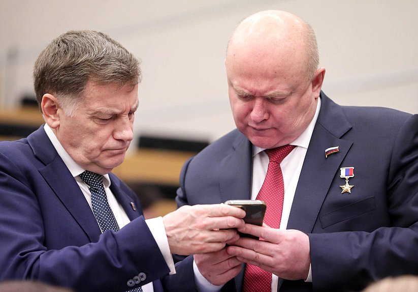 Член Комитета по финансовому рынку Вячеслав Макаров и Первый заместитель Председателя Комитета по обороне Андрей Красов