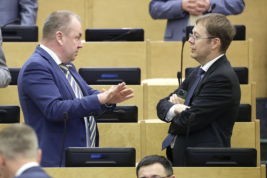 Заместитель Председателя Комитета по экономической политике Станислав Наумов и член Комитета по бюджету и налогам Лев Ковпак