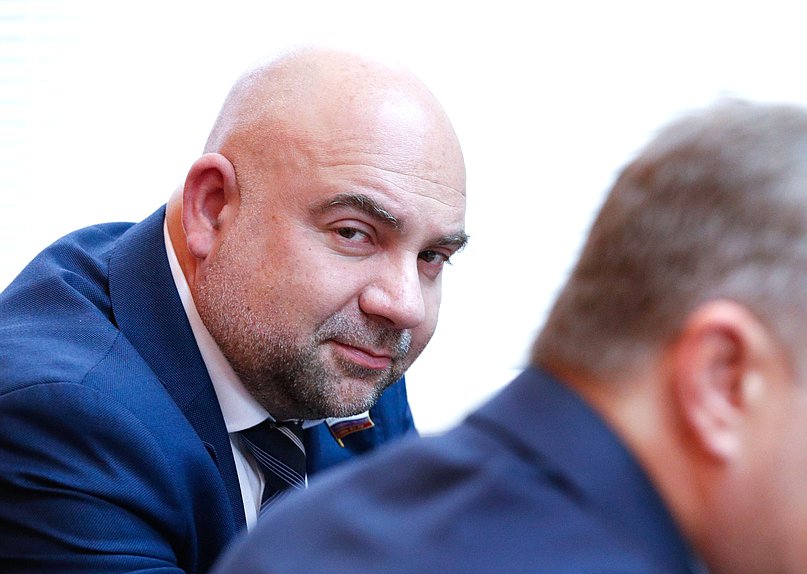 Член Комитета по экологии, природным ресурсам и охране окружающей среды Тимофей Баженов