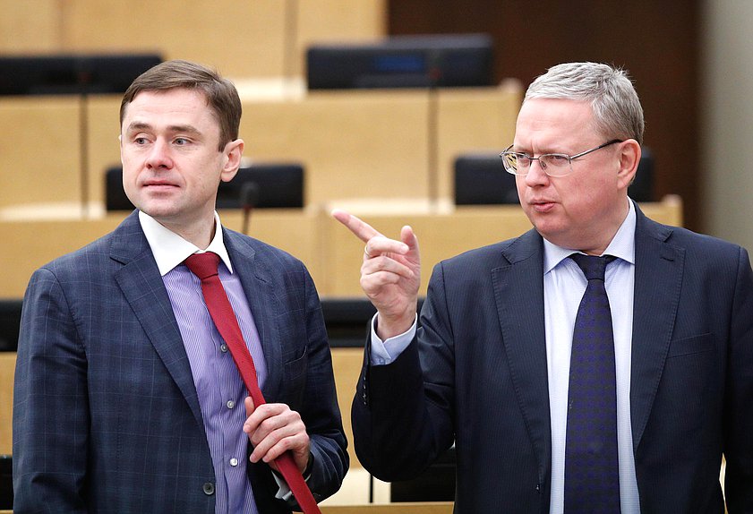 Заместитель Председателя Комитета по строительству и жилищно-коммунальному хозяйству Александр Аксененко и заместитель Председателя Комитета по экономической политике Михаил Делягин