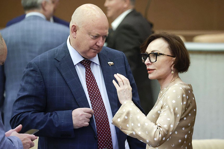 Первый заместитель Председателя Комитета по обороне Андрей Красов и член Комитета по обороне Татьяна Кусайко