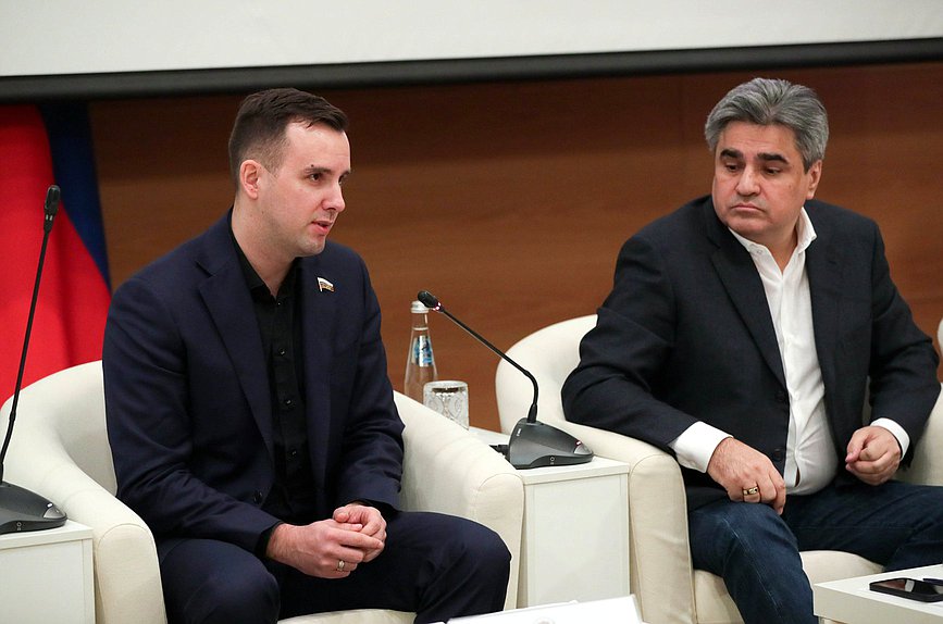 Председатель Комитета по малому и среднему предпринимательству Александр Демин и руководитель фракции «Новые люди» Алексей Нечаев