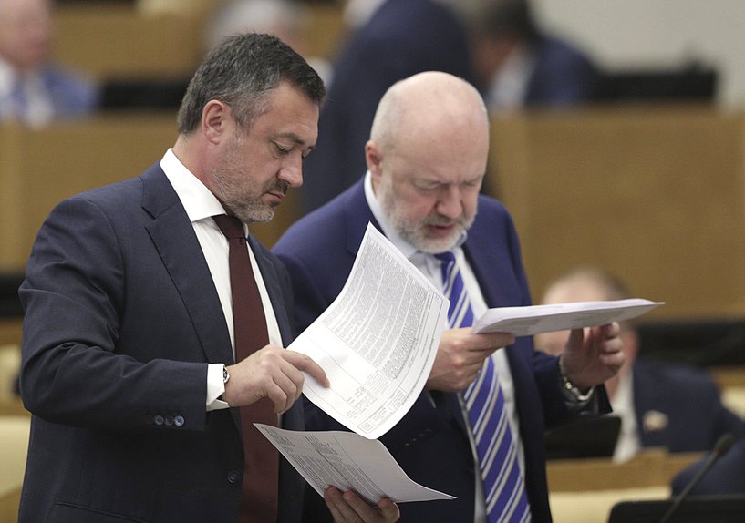 Член Комитета по государственному строительству и законодательству Виктор Пинский и Председатель Комитета по государственному строительству и законодательству Павел Крашенинников