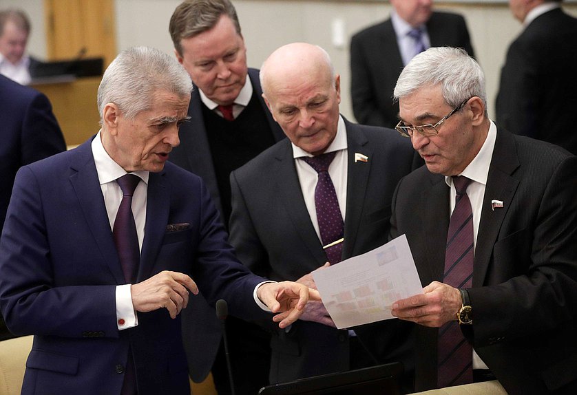Первый заместитель Председателя Комитета по образованию и науке Геннадий Онищенко, заместитель Председателя Комитета по безопасности и противодействию коррупции Николай Рыжак и член Комитета по жилищной политике и жилищно-коммунальному хозяйству Михаил Гулевский