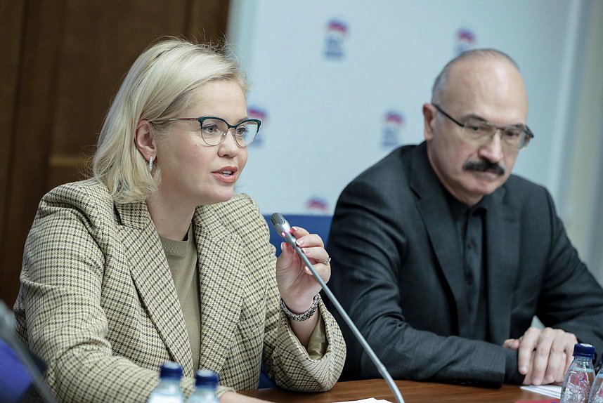 Заместитель Председателя Комитета по науке и высшему образованию Екатерина Харченко и Председатель Комитета Сергей Кабышев