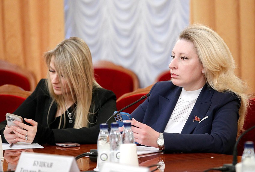 Первый заместитель Председателя Комитета по просвещению Яна Лантратова и заместитель Председателя Комитета по вопросам семьи, женщин и детей Мария Дробот