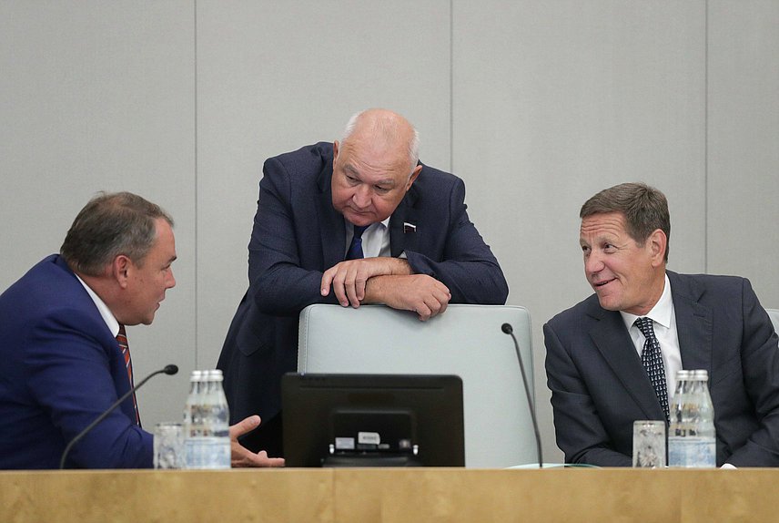 Заместитель Председателя Государственной Думы Петр Толстой, Председатель Комитета по делам национальностей Ильдар Гильмутдинов и Первый заместитель Председателя Государственной Думы Александр Жуков