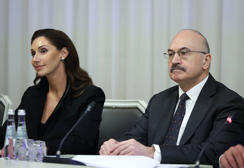 Член Комитета по международным делам Роза Чемерис и Председатель Комитета по науке и высшему образованию Сергей Кабышев