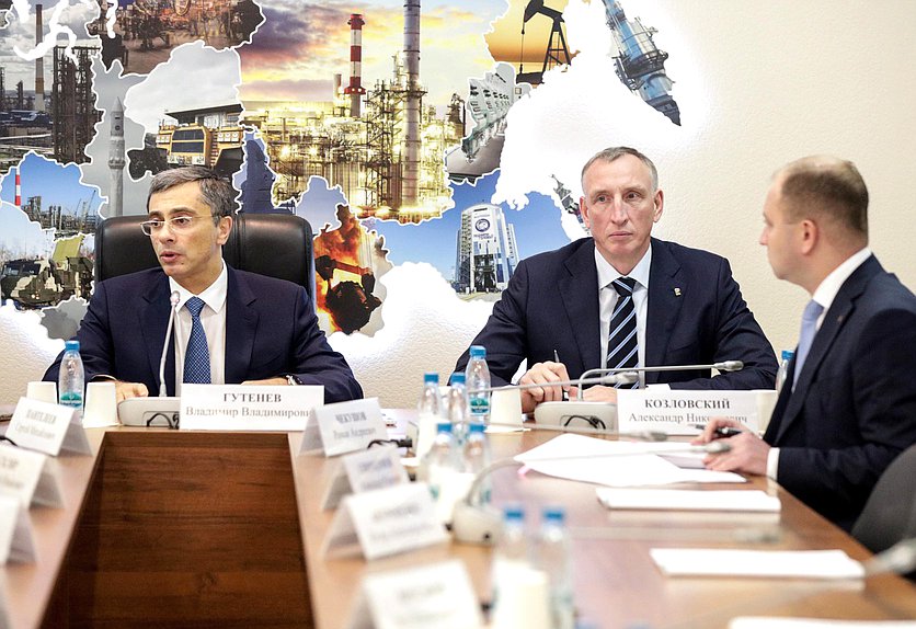 Председатель Комитета по промышленности и торговле Владимир Гутенев и Первый заместитель Председателя Комитета Александр Козловский