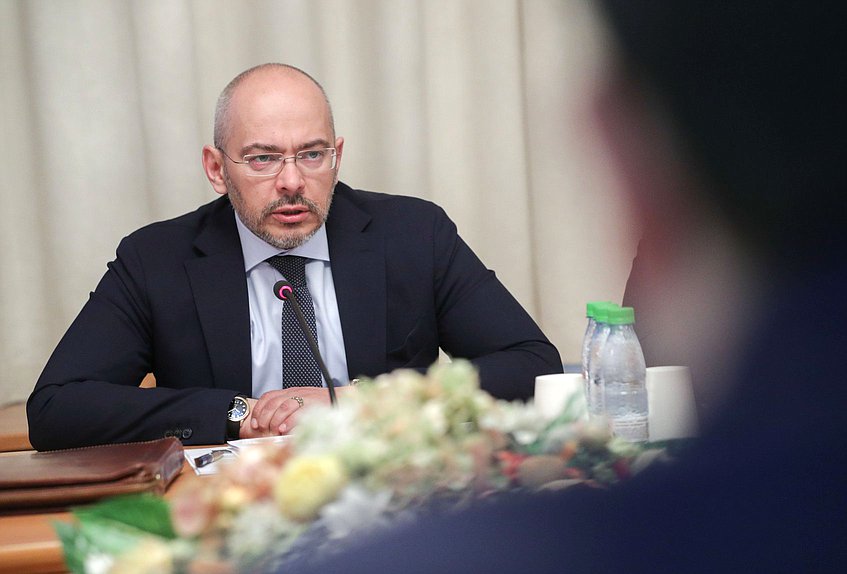 Председатель Комитета по природным ресурсам, собственности и земельным отношениям Николай Николаев
