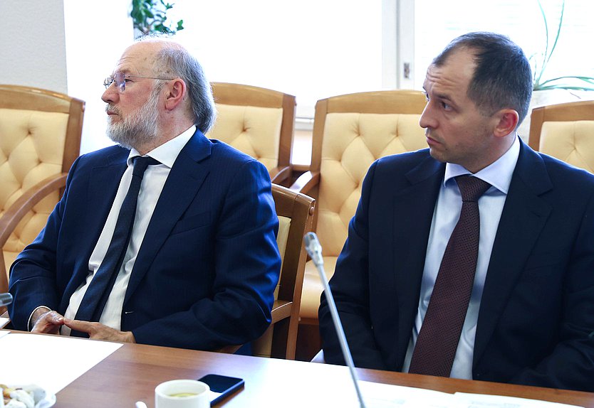 Члены Комитета по развитию гражданского общества, вопросам общественных и религиозных объединений Александр Щипков и Артем Величко