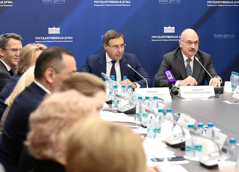Министр науки и высшего образования РФ Валерий Фальков и Председатель Комитета по науке и высшему образованию Сергей Кабышев