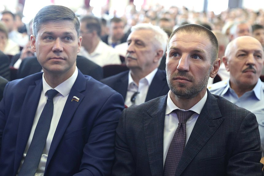 Заместитель Председателя Комитета по экономической политике Сергей Алтухов и Первый заместитель Председателя Комитета по физической культуре и спорту Дмитрий Пирог