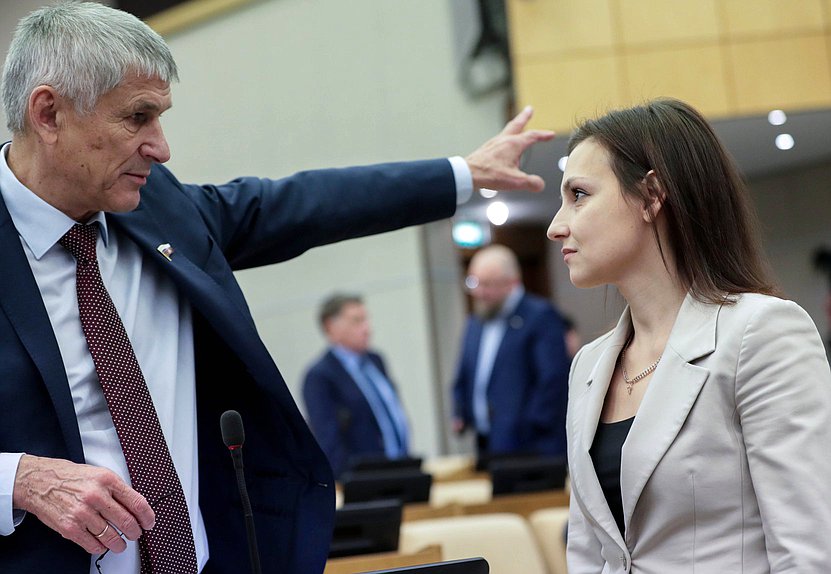 Член Комитета по аграрным вопросам Алексей Лавриненко и член Комитета по труду, социальной политике и делам ветеранов Виктория Родина