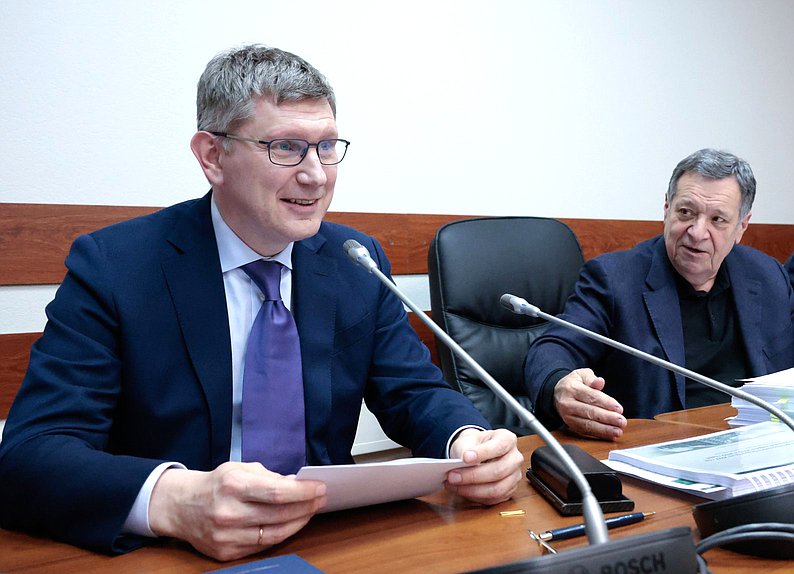 Министр экономического развития РФ Максим Решетников и Председатель Комитета по бюджету и налогам Андрей Макаров