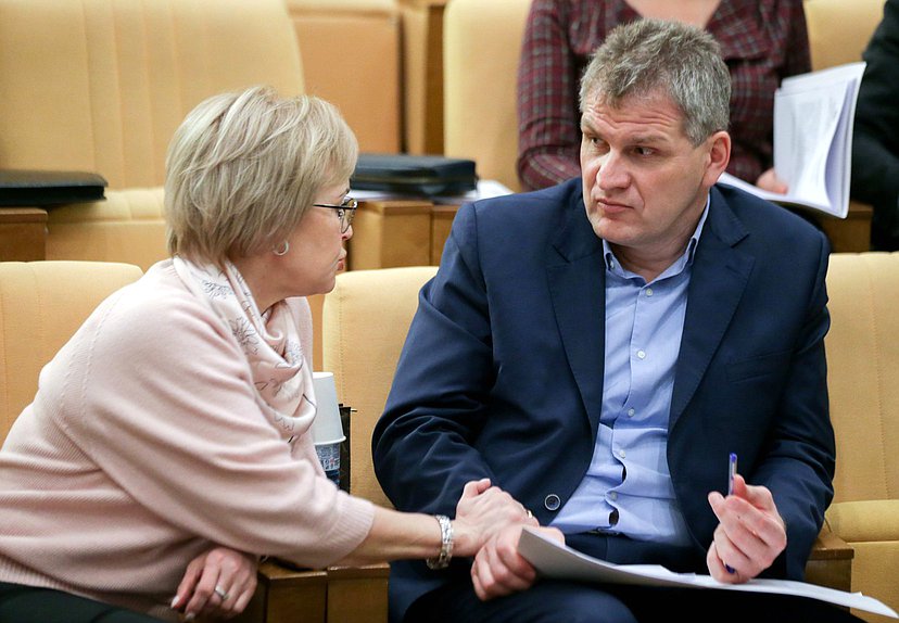 Члены Комитета по охране здоровья Татьяна Соломатина и Алексей Куринный