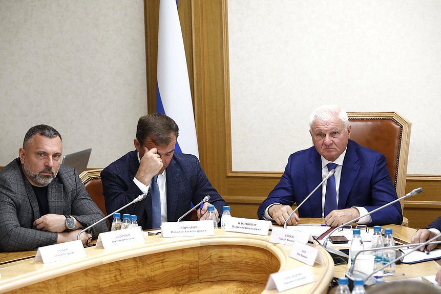 Первый заместитель Председателя Комитета по аграрным вопросам Владимир Плотников (справа)