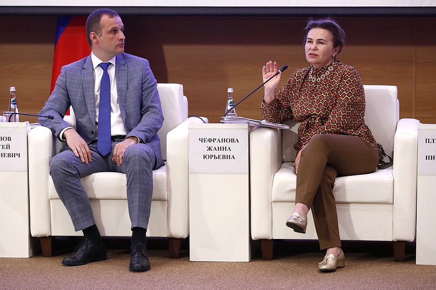 Председатель Комитета по охране здоровья Сергей Леонов и Первый заместитель Председателя Комитета Совета Федерации по социальной политике Жанна Чефранова
