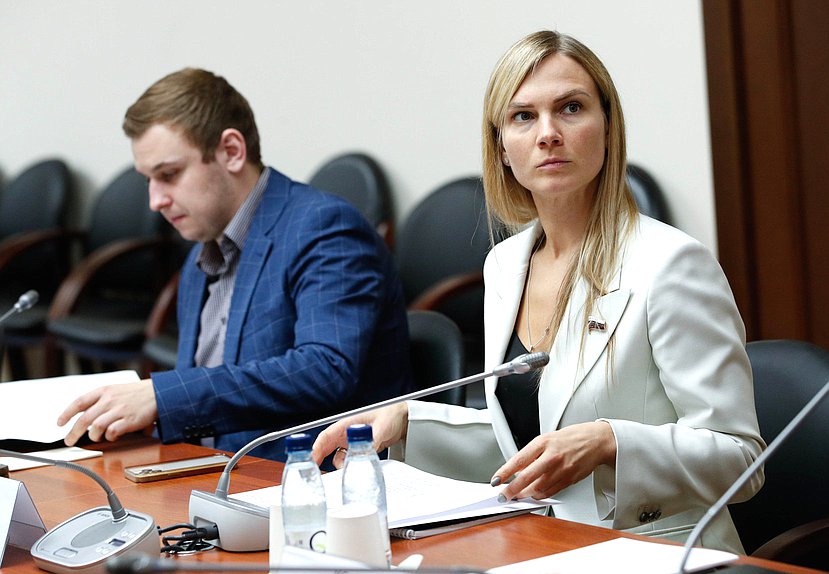 Член Комиссии по Регламенту и обеспечению деятельности Государственной Думы Василий Власов и член Комитета по охране здоровья Юлия Дрожжина