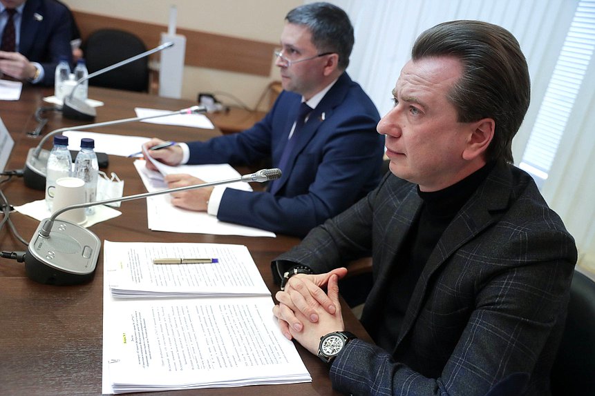 Председатель Комитета по экологии, природным ресурсам и охране окружающей среды Дмитрий Кобылкин и Первый заместитель Председателя Комитета Владимир Бурматов
