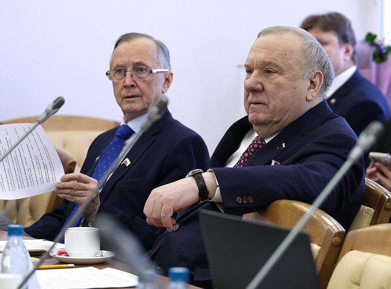 Первый заместитель Председателя Комитета по развитию гражданского общества, вопросам общественных и религиозных объединений Николай Бурляев и заместитель Председателя Комитета Владимир Шаманов