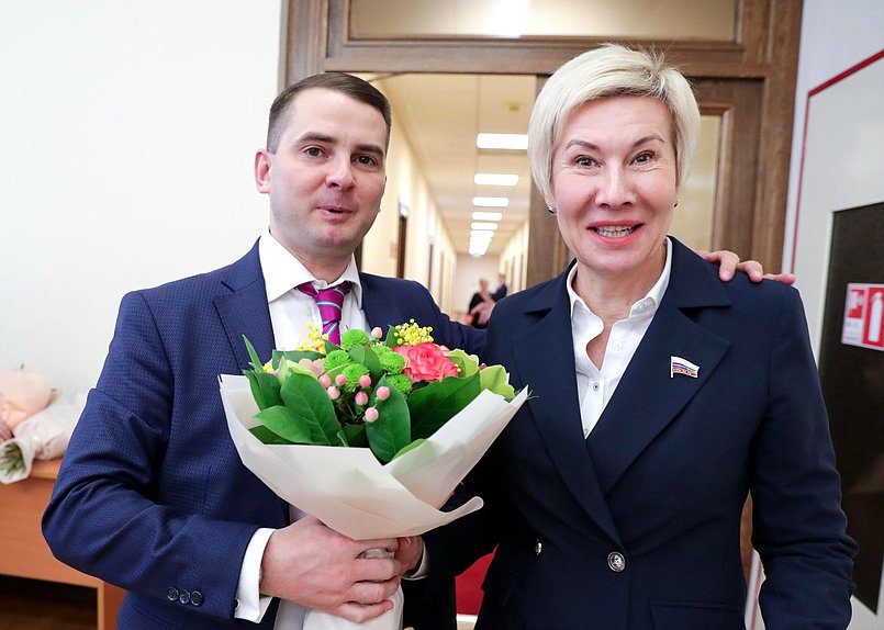 Председатель Комитета по труду, социальной политике и делам ветеранов Ярослав Нилов и член Комитета Ольга Павлова