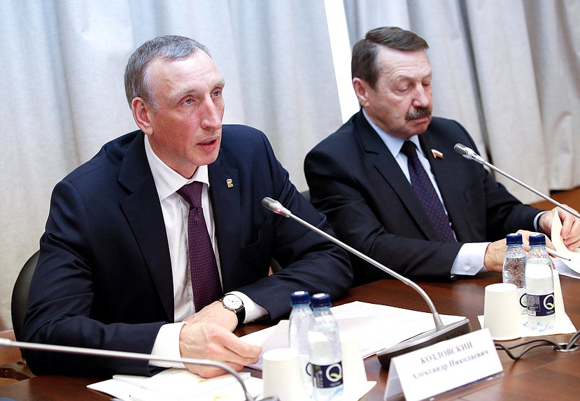 Первый заместитель Председателя Комитета по промышленности и торговле Александр Козловский и заместитель Председателя Комитета Геннадий Скляр