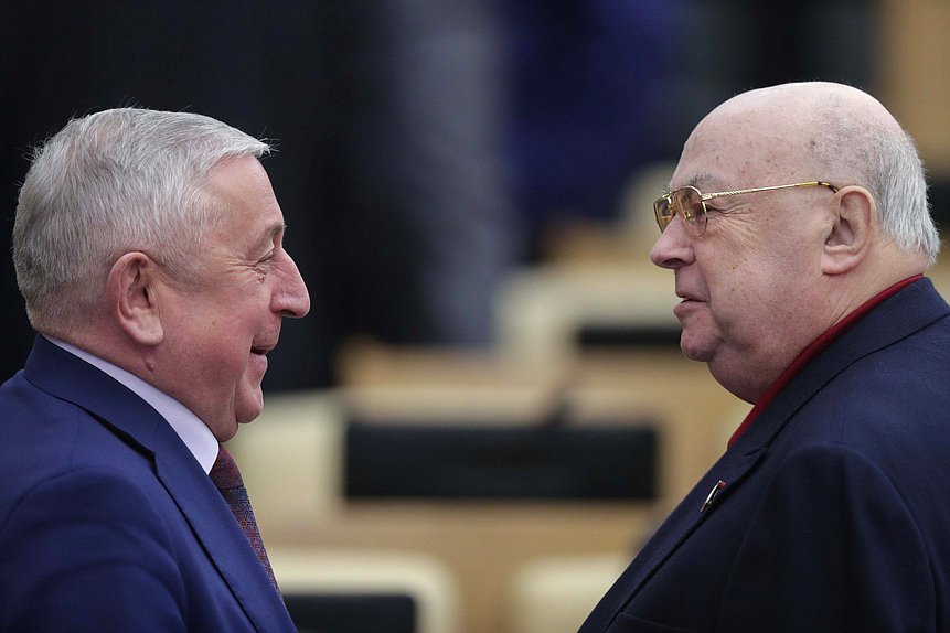 Председатель Комитета по региональной политике и проблемам Севера и Дальнего Востока Николай Харитонов и член Комитета по транспорту и строительству Владимир Ресин