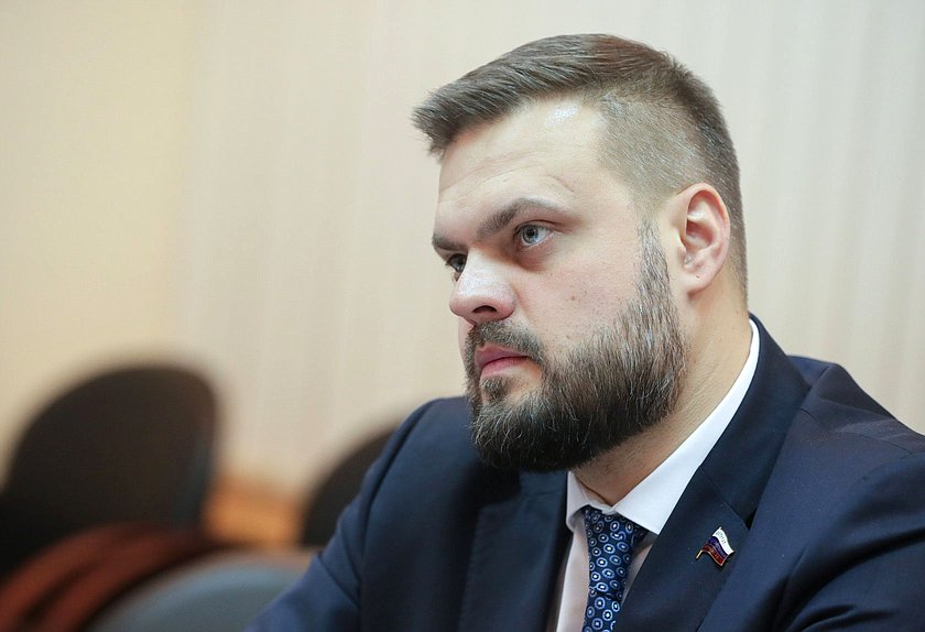 Заместитель Председателя Комитета по делам СНГ, евразийской интеграции и связям с соотечественниками Артем Туров