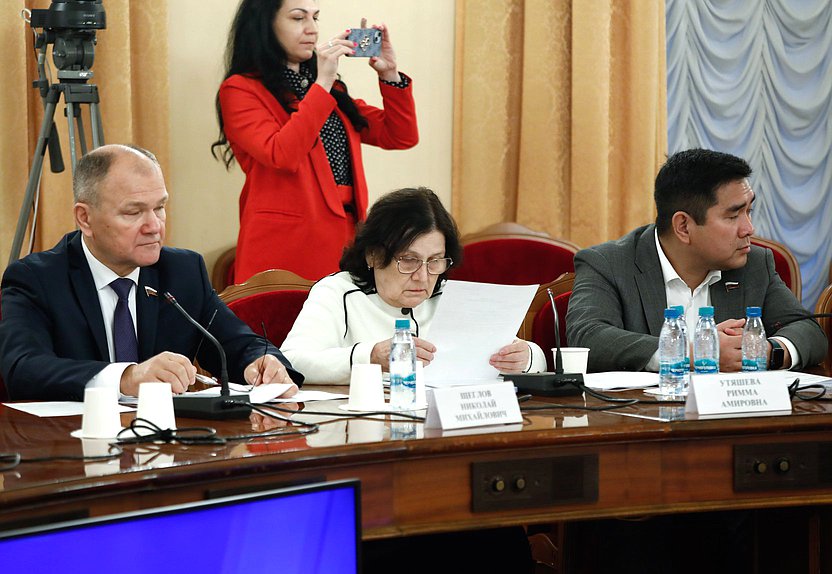 Члены Комитета по охране здоровья Николай Щеглов, Римма Утяшева и Айдын Сарыглар