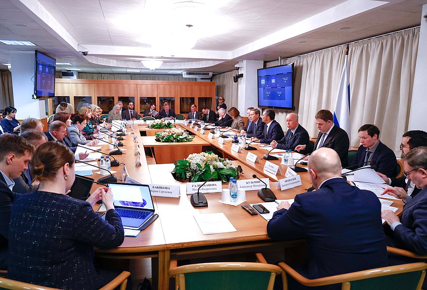 Заседание рабочей группы по подготовке и проведению парламентских слушаний на тему "О развитии отраслей легкой промышленности в РФ"