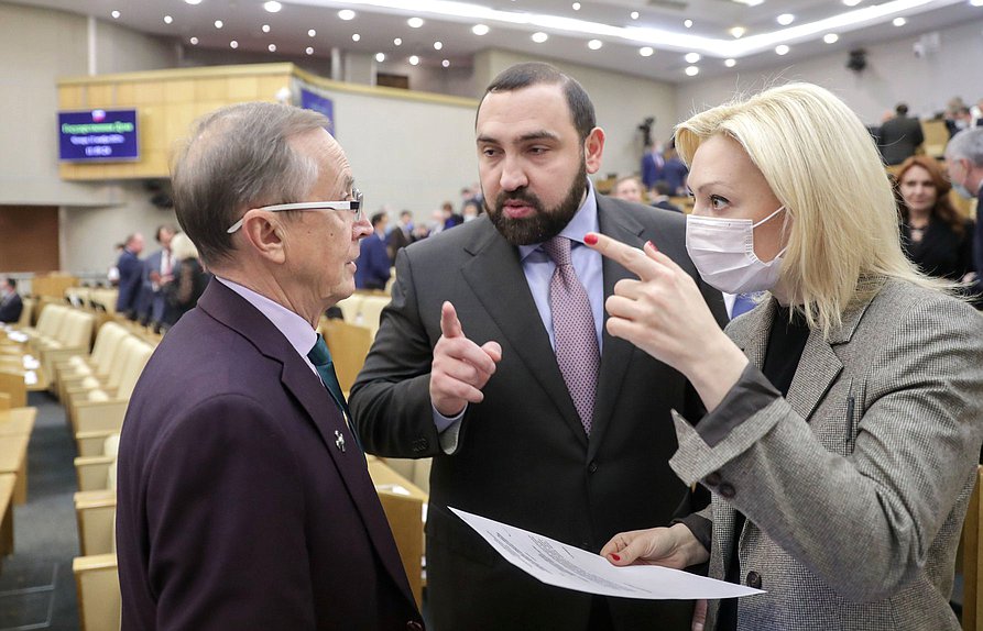 Председатель Комитета по развитию гражданского общества, вопросам общественных и религиозных объединений Ольга Тимофеева, Первый заместитель Председателя Комитета Николай Бурляев и член Комитета по безопасности и противодействию коррупции Бийсултан Хамзаев