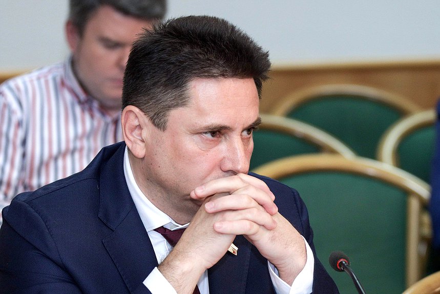 Член Комитета по информационной политике, информационным технологиям и связи Вячеслав Петров