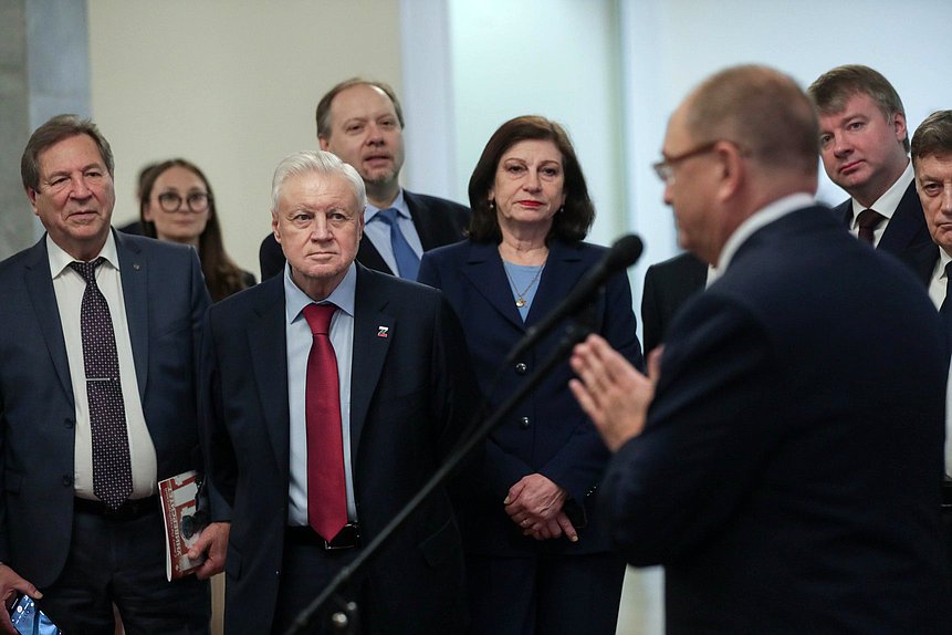 Члены Комитета по науке и высшему образованию Михаил Кузьмин и Ольга Пилипенко и руководитель фракции "Справедливая Россия - За правду" Сергей Миронов