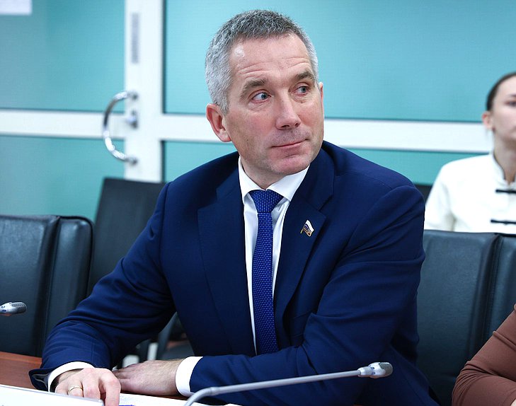 Член Комитета по науке и высшему образованию Олег Леонов