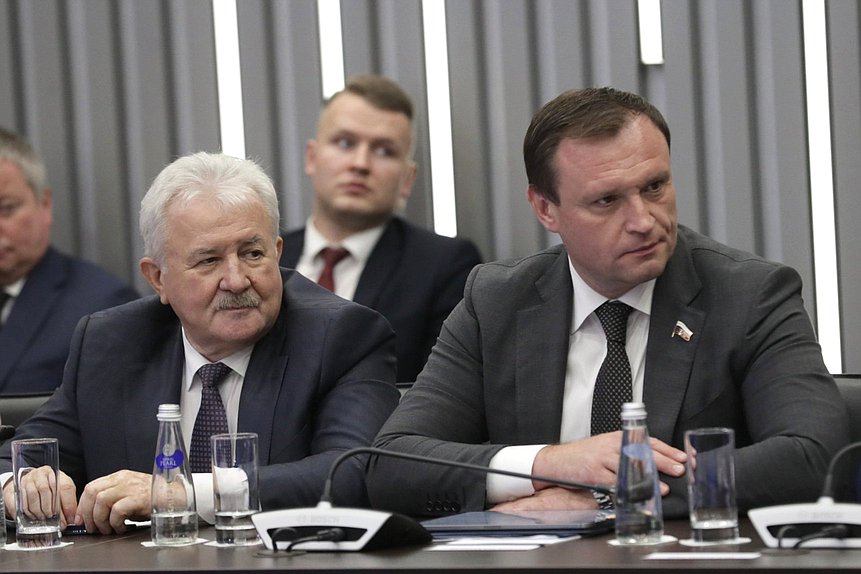 Председатель Комитета по транспорту и развитию транспортной инфраструктуры Евгений Москвичев и Председатель Комитета по строительству и ЖКХ Сергей Пахомов