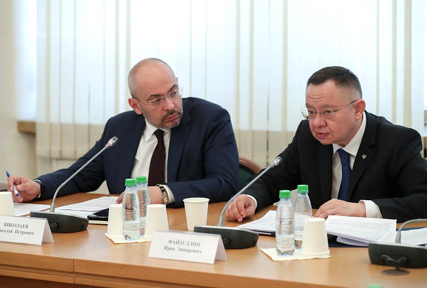 Председатель Комитета по природным ресурсам, собственности и земельным отношениям Николай Николаев и Министр строительства и ЖКХ Ирек Файзуллин