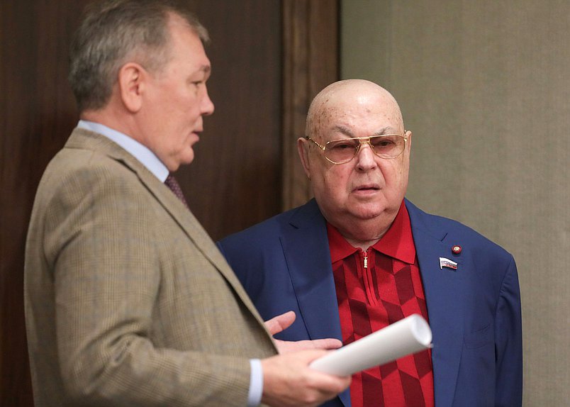 Председатель Комитета по делам СНГ, евразийской интеграции и связям с соотечественниками Леонид Калашников и член Комитета по строительству и жилищно-коммунальному хозяйству Владимир Ресин