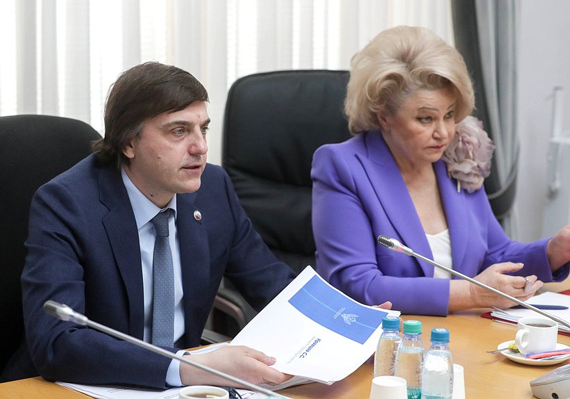 Министр просвещения РФ Сергей Кравцов и Председатель Комитета по защите семьи, вопросам отцовства, материнства и детства Нина Останина