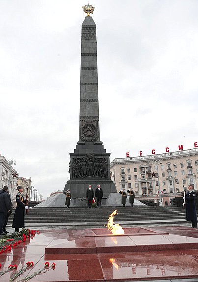 Церемония возложения цветов к монументу Победы в Минске