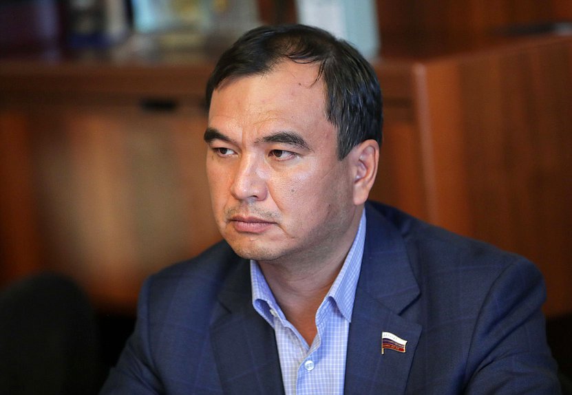 Первый заместитель Председателя Комитета по вопросам собственности, земельным и имущественным отношениям Сергей Тен