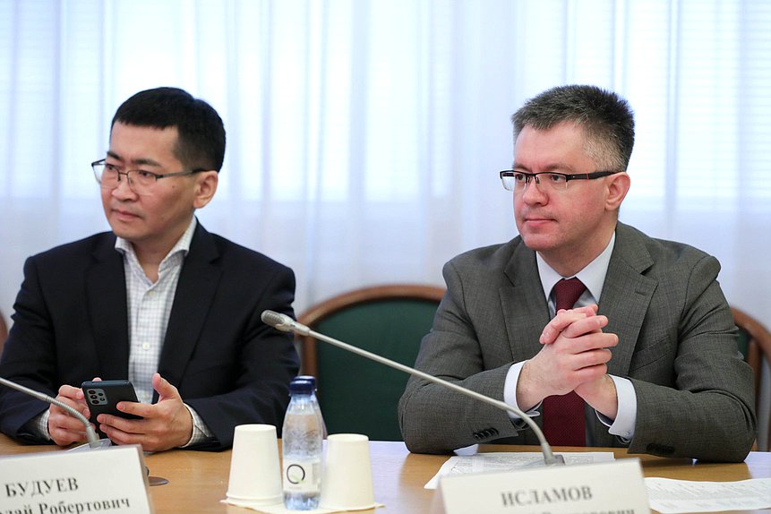 Член Комитета по экологии, природным ресурсам и охране окружающей среды Николай Будуев и заместитель Председателя Комитета по энергетике Дмитрий Исламов