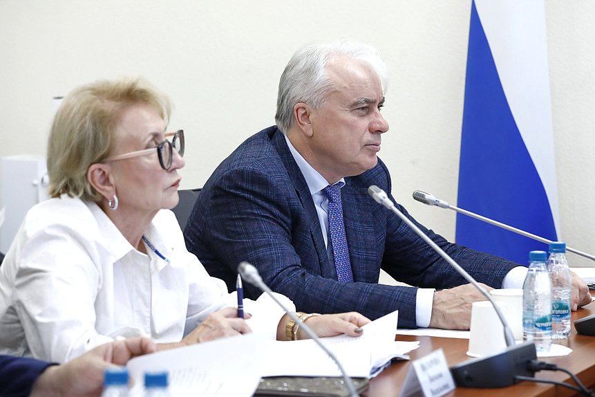 Заместитель Председателя Комитета по энергетике Наталья Назарова и Первый заместитель Председателя Комитета по энергетике Павел Завальный