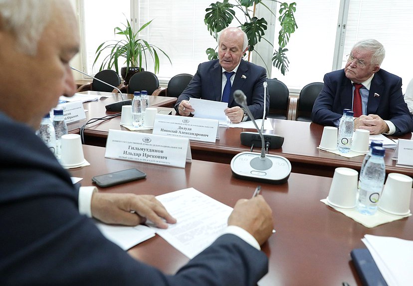 Заместитель Председателя Комитета по делам национальностей Николай Долуда и член Комитета Николай Борцов