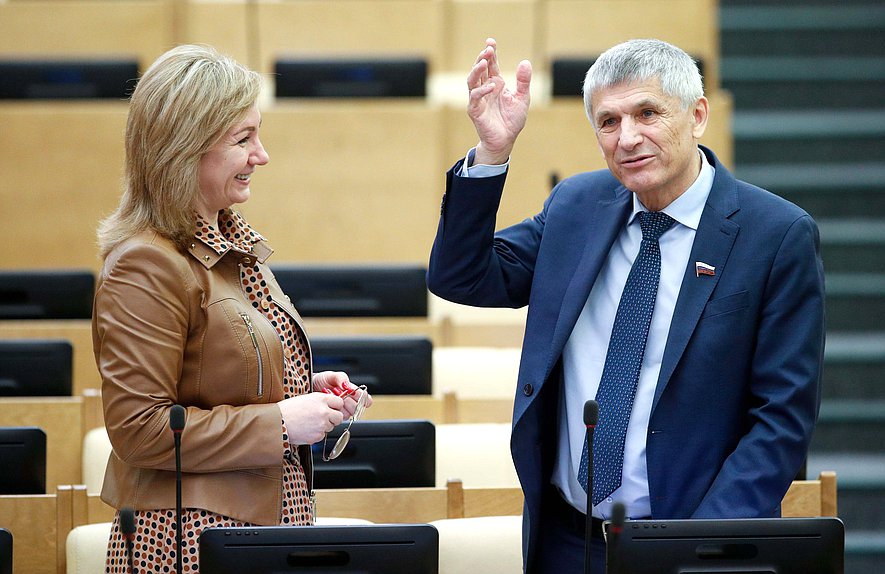 Член Комитета по просвещению Лариса Тутова и член Комитета по аграрным вопросам Алексей Лавриненко