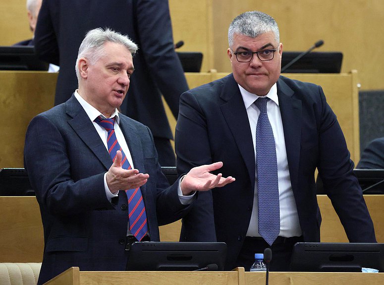 Заместитель Председателя Комитета по финансовому рынку Аркадий Свистунов и заместитель Председателя Комитета по бюджету и налогам Каплан Панеш