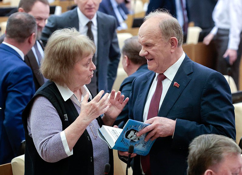 Заместитель Председателя Комитета по обороне Светлана Савицкая и руководитель фракции КПРФ Геннадий Зюганов