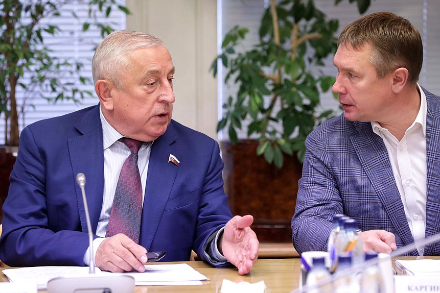 Председатель Комитета по развитию Дальнего Востока и Арктики Николай Харитонов и Первый заместитель Председателя Комитета Сергей Каргинов